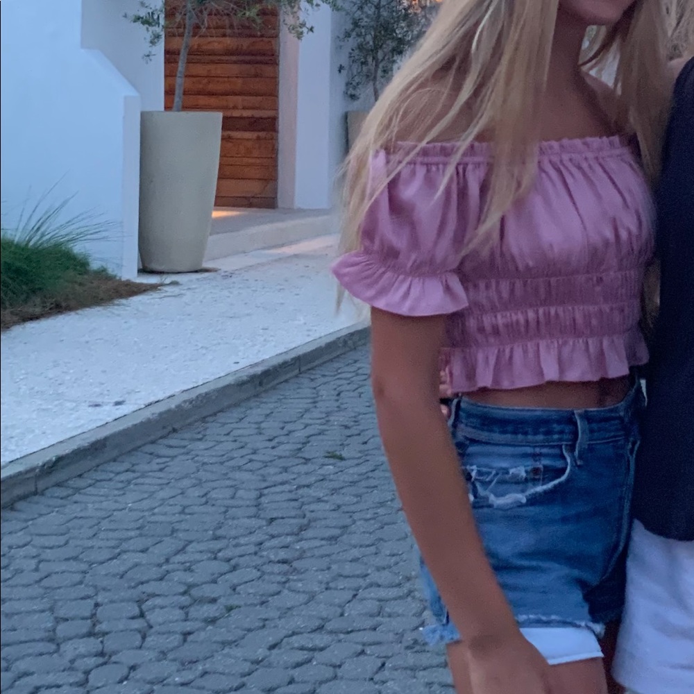 Cute light pink top!